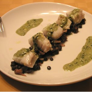 Baccalà con lenticchie nere e pesto