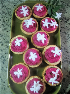 crostatine con  crema di piselli e mousse di barbabietole rosse