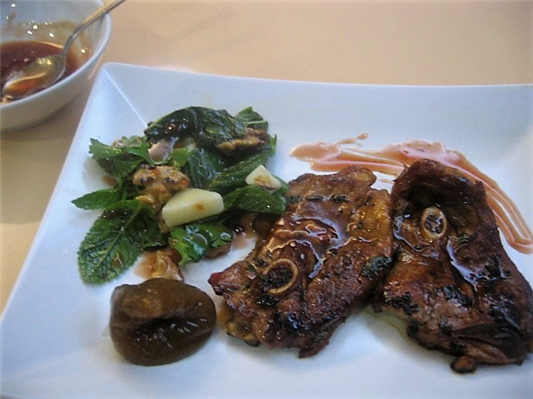 agnello grigliato con insalata di noci,caprino e fichi ,in salsa d,arancia