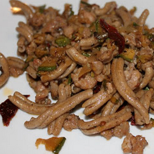 Casarecce di grano bio con salsiccia di Suino Nero, pomodori secchi e zucchine grigliate