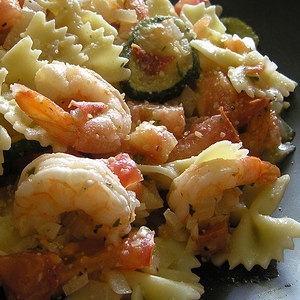 Farfalle con gamberetti zucchine e basilico