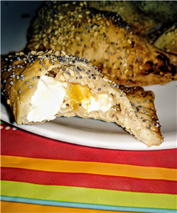 hand pie alla farina di castagne con caprino nocciole  e salsa di fichi