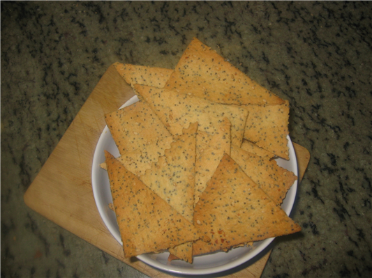 triangoli di crackers al sesamo e papavero