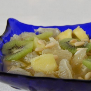 Macedonia di pomelo, mango e kiwi con pinoli