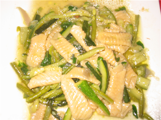 garganelli fatti in casa  con zucchine e fagiolini