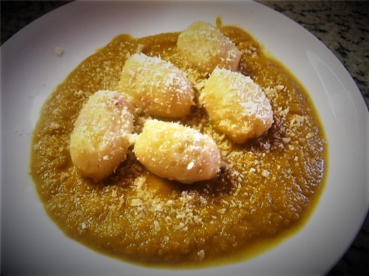 gnocchi di patate ripieni di gorgonzola e cotto ,in salsa di zucca