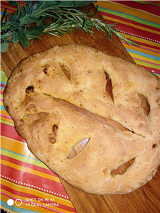 fougasse con erbe aromatiche fresche e pomodori secchi