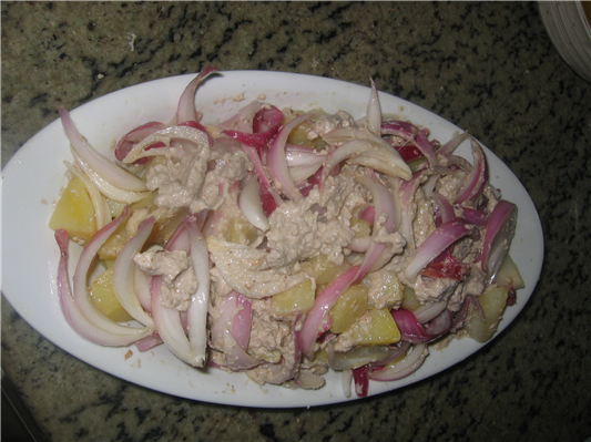 insalata di patate con cipolla rossa in crema di noci