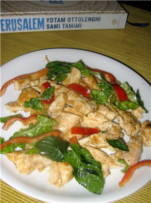 pollo allo zafferano con insalata aromatica