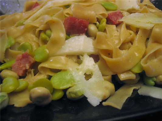 tagliatelle  integrali con fave fresche e pecorino