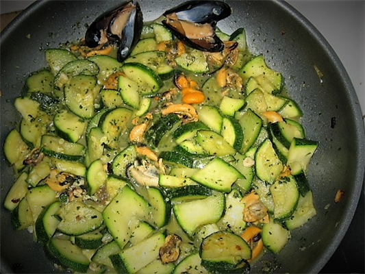 zucchine e cozze con pesto di menta