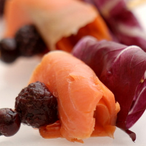 Salmone crudo alle insalatine e sapori di bosco