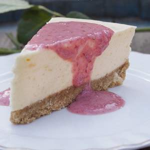 Torta fredda al limone con salsa di fragole