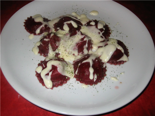 ravioli "rossi"di patate allo zenzero con fonduta di provolone