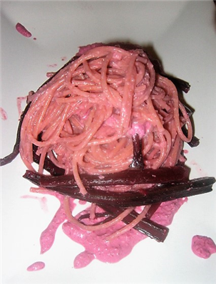 spaghetti integrali alla crema  di gambi di barbabietola rossa 