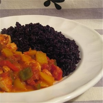 Pollo al curry piccante con peperoni e riso Venere