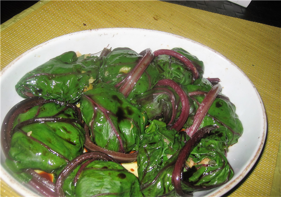 involtini di foglie di barbabietola 