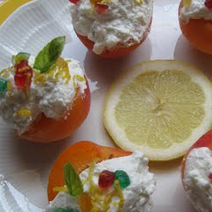 Albicocche alla crema di ricotta, buccia di limone e frutti di bosco