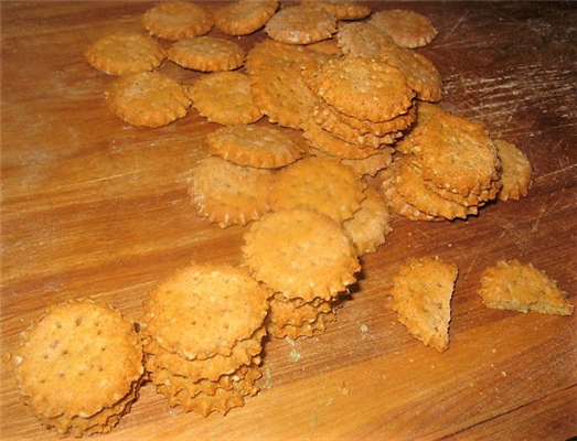 CRACKERS DI FARINA DI LENTICCHIE SEMI DI SESAMO E PEPERONCINO 