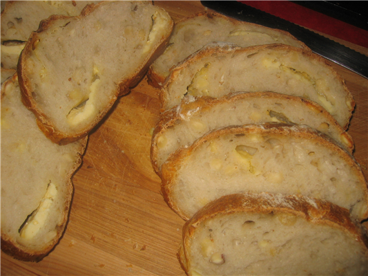 pane alle mandorle e caciotta