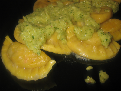 ravioli alle mele rosse e salmone, con pesto di mele e menta